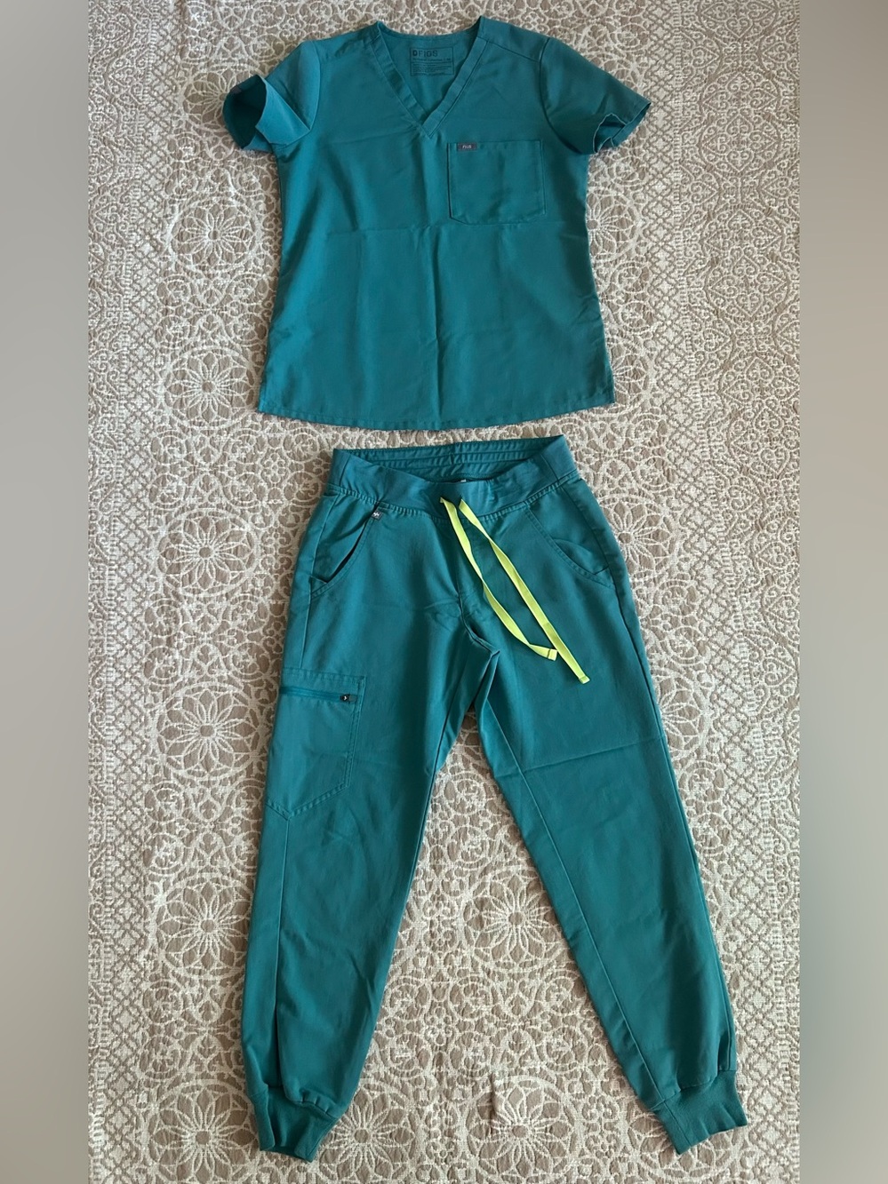FIGS Surgical Green Scrub Set - Top XS & Jogger Pants XS PETITE